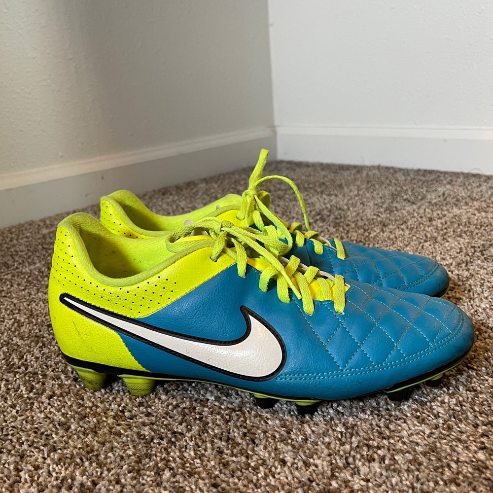Nike Tempo Soccer Cleat - Women’s size 10